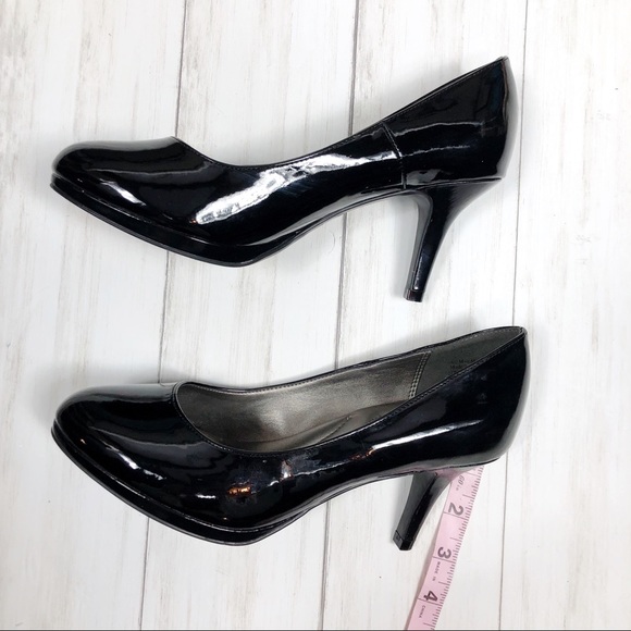 Kelly & Katie Faux Patent Pumps, size 7 Wide. - Picture 6 of 8